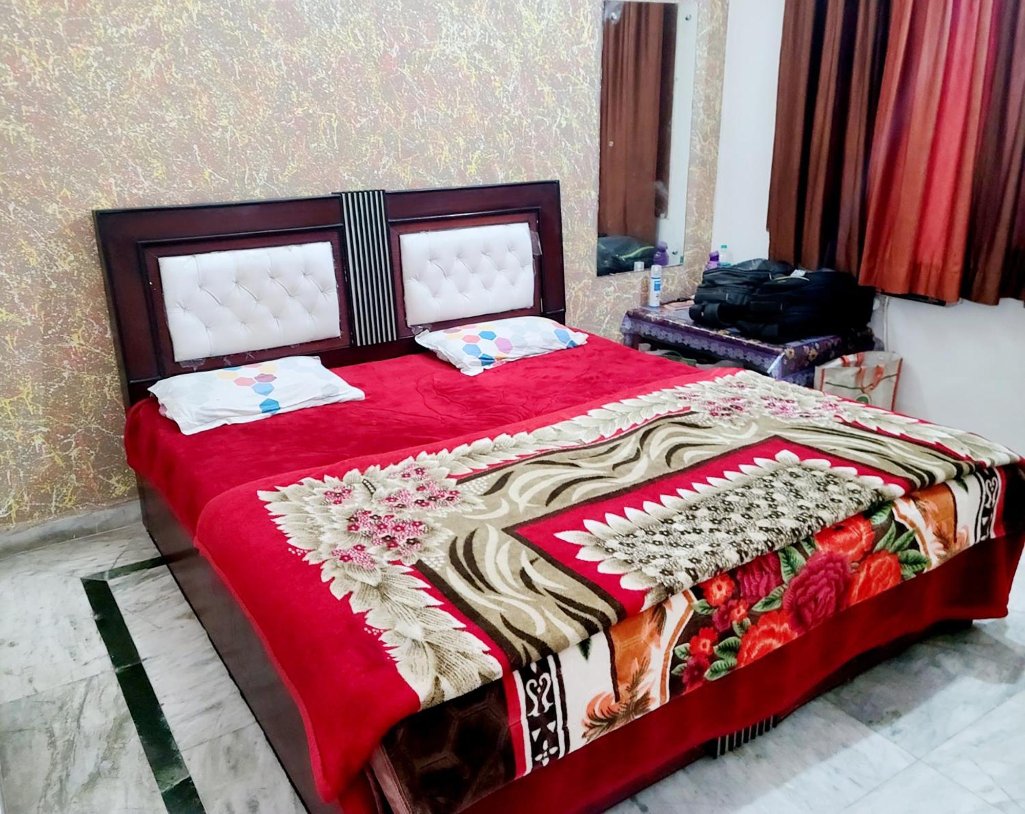 Hotel Krishnashrya Near Banke Bihari Temple